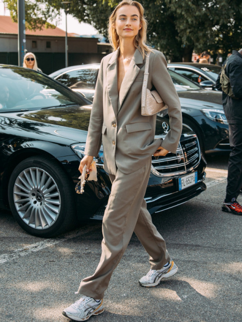 Oui au costume port  mme la peau avec une paire de baskets !
