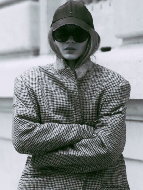 Blazer  petits carreaux un brin trop grand + casquette = le bon mix