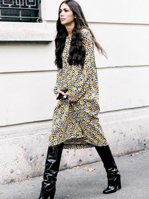 Rien de tel qu'une paire de bottes vernies pour twister une robe droite fleurie !