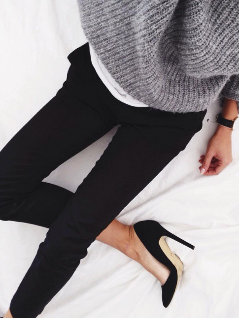 Rien de tel qu'un gros pull pour twister le duo slim noir/escarpins rglisse !