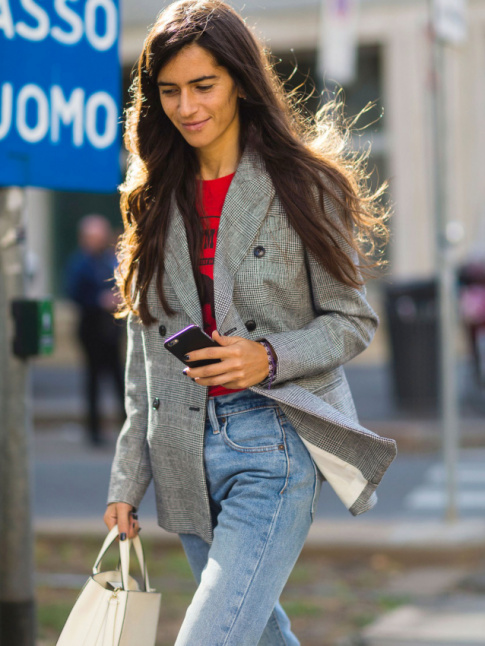 On ne se lasse pas du tandem blazer  carreaux gris/tee-shirt fantaisie rouge !