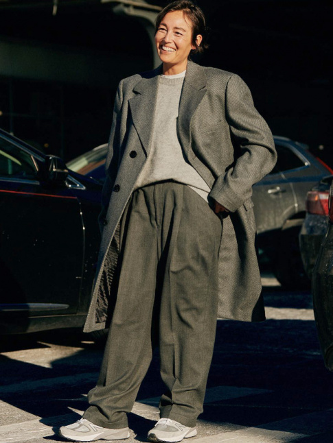 Quand la grce d'un visage lumineux sublime un ensemble des plus androgynes...