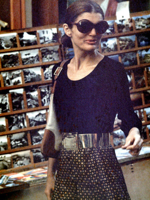 Large ceinture mtallise + jupe midi + petit pull sage = le bon mix