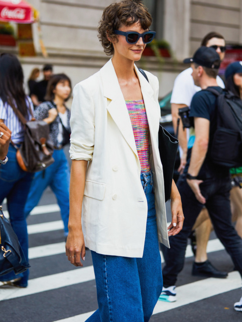 Rien de tel qu'un top color un brin moulant pour twister le mix blazer crois/jean large !