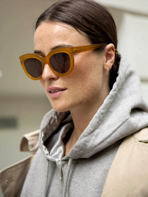 Oui  l'ensemble sweat  capuche/trench-coat/maxi lunettes de soleil !