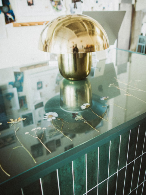 Fleurs sches + immense plaque de verre + plan de travail = le bon mix