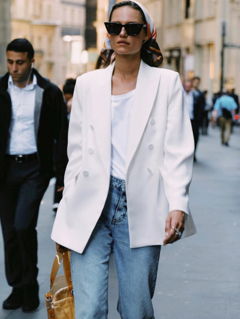 Oui au foulard port en mode fichu sur un look casual/masculin !