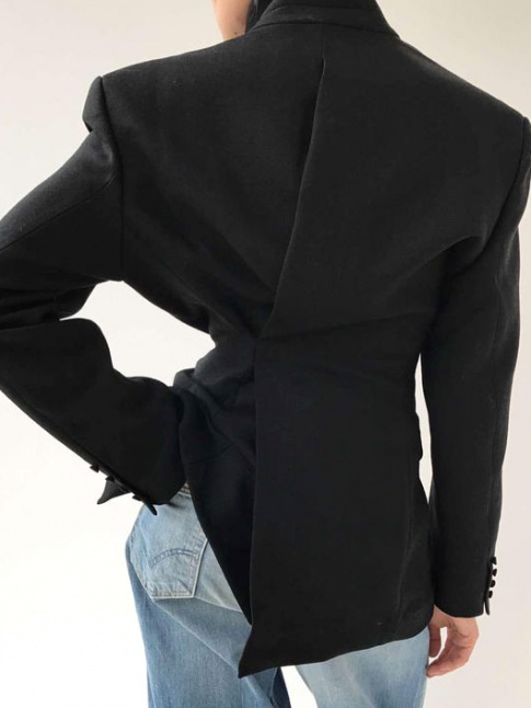 Et si l'on transformait nos blazers oversizes en modles cintrs ?