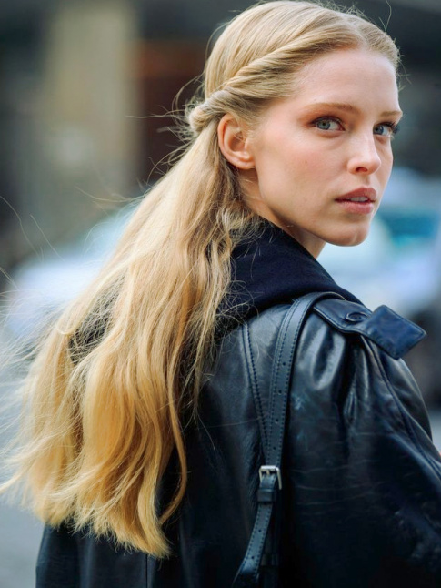 Rien de tel qu'une coiffure romantique pour patiner l'aura boyish d'un blouson en cuir XL !