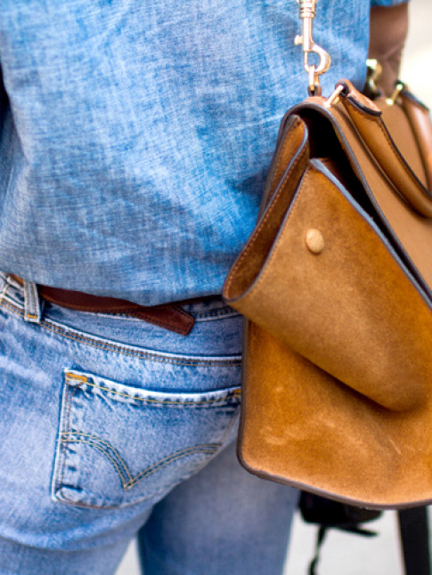 Rien de tel qu'un sac fauve de caractre pour booster un total look denim !