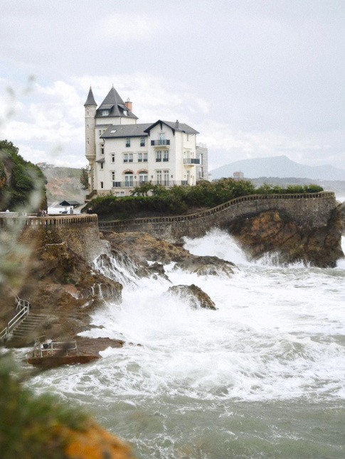 Btisse lgante + rivage accident + mer agite = le bon mix