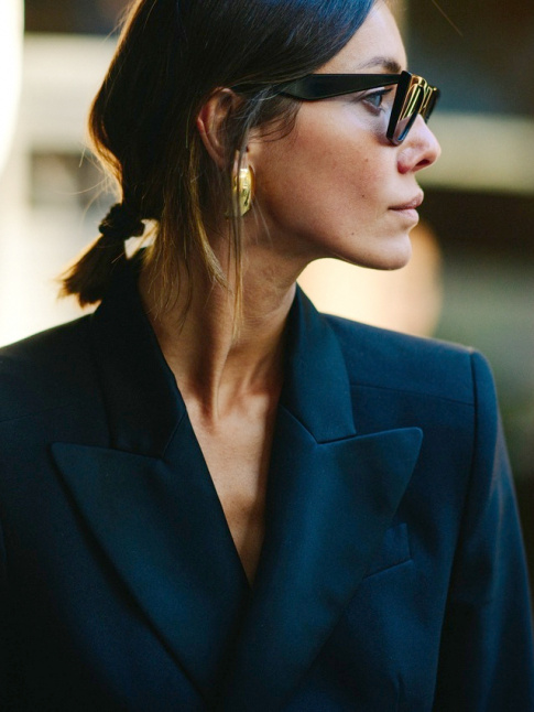 Blazer port  mme la peau + boucles d'oreilles dores = le bon mix