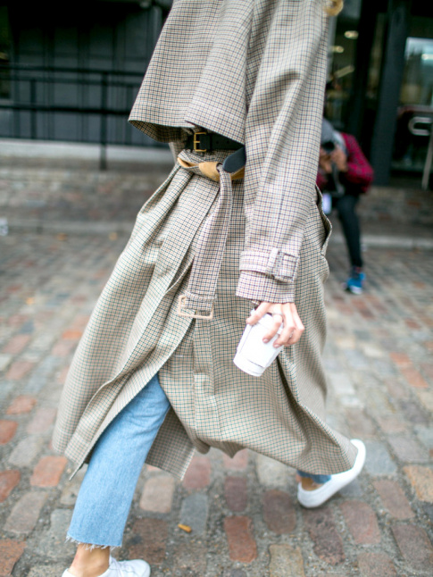 Long trench  petits carreaux + jean 7/8 + chevilles nues = le bon mix