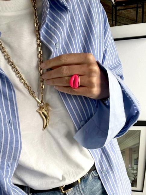 Rien de tel qu'une touche de rose fluo pour twister une chemise un brin classique !