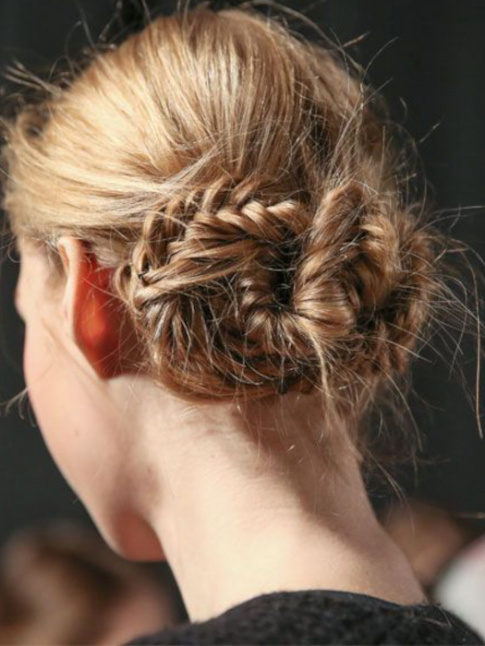 Oui au chignon bas  base de tresse pi !