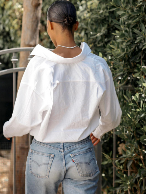 Chemise blanche masculine bascule vers l'arrire + 501 + chignon serr + collier haut de gamme = le bon mix