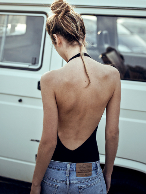 Maillot de bain une pice dos nu + jean droit = le bon mix