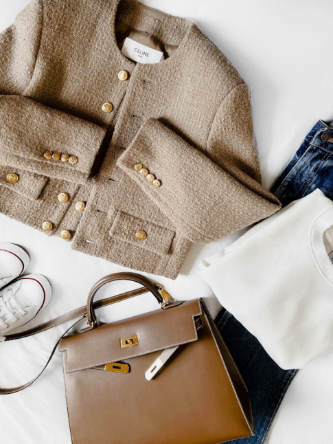 Rien de tel qu'une paire de converses blanches pour twister un look casual chic !