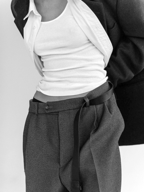 Pantalon trop grand + marcel ultra moulant = le bon mix