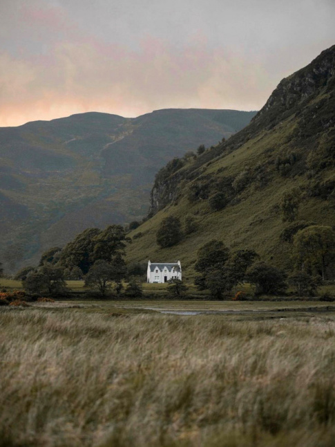Nature grandiose + maison blanche au toit d'ardoise = le bon mix