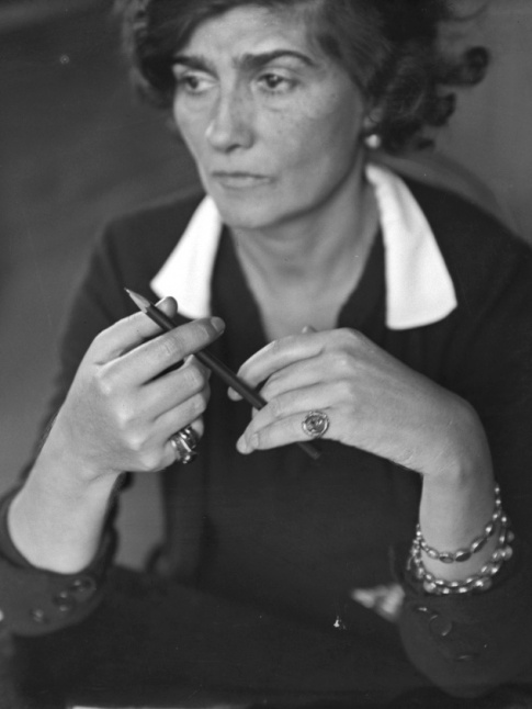  la fois studieux et tnbreux, ce portrait de Coco Chanel retient particulirement l'attention