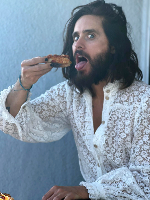 On piquerait bien  Jared Leto sa sublime chemise en dentelle...