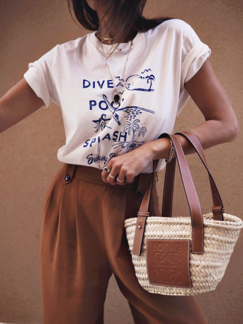 Rien de tel qu'un tee-shirt blanc imprim de bleu pour booster un pantalon marron/caramel !
