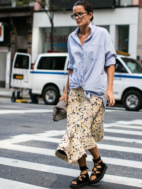 Chemise d'homme noue sur le devant + jupe fleurie mi-longue + sandales plates = le bon mix