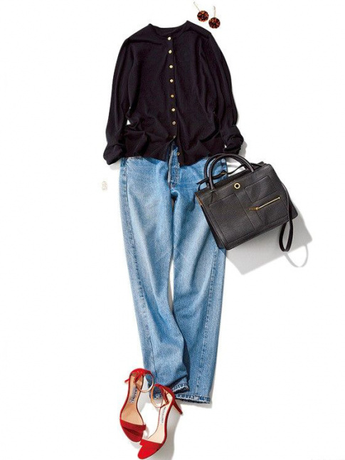 Rien de tel qu'une paire de sandales rouges pour relever un look casual chic !