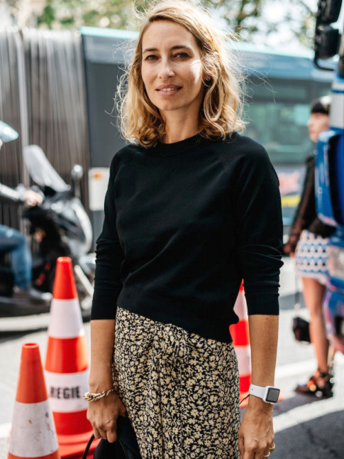 Le petit pull fin col rond : le meilleur alli casual/cosy des jupes fleuries !