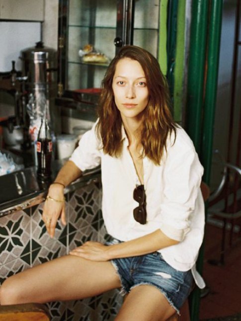 Plus habille qu'un simple tee-shirt, la chemise blanche permet d'apporter un shoot d'allure au short en jean