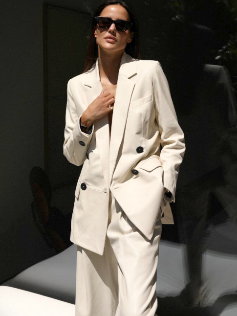 Le costume... parfois bien plus sensuel qu'une robe !