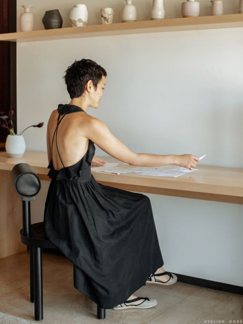 Mlant coupe courte et robe dos nu ultra fminine, cette silhouette tout en contraste fait mouche !