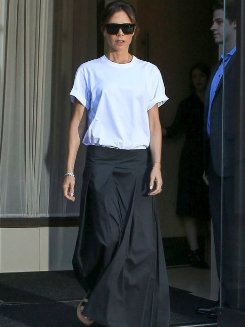 Oui au mix tee-shirt blanc/jupe longue taille basse noire !