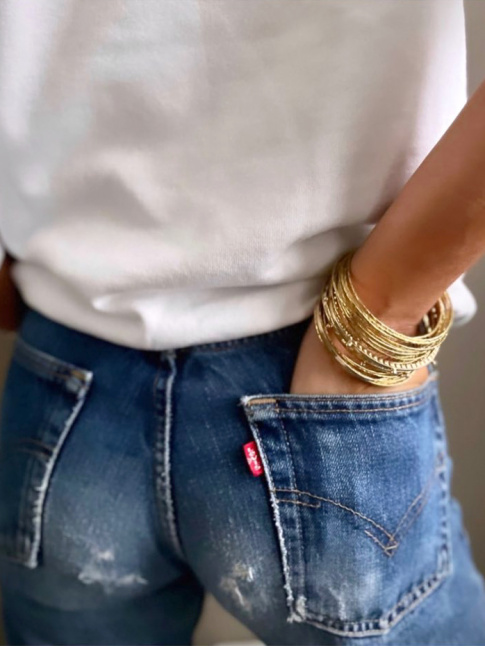 Rien de tel que quelques bijoux dors pour sublimer le duo jean/sweat blanc !
