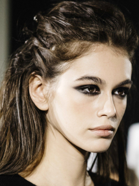 Oui au mix coiffure wild/regard travaill !