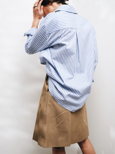 Rien de tel qu'une chemise masculine un brin ample pour patiner le classicisme d'une jupe ligne A !
