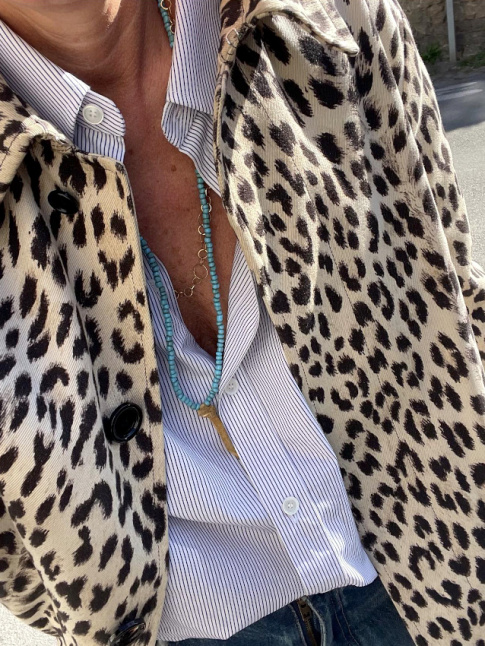 Imprim lopard + fines rayures bleues + fin collier = le bon mix