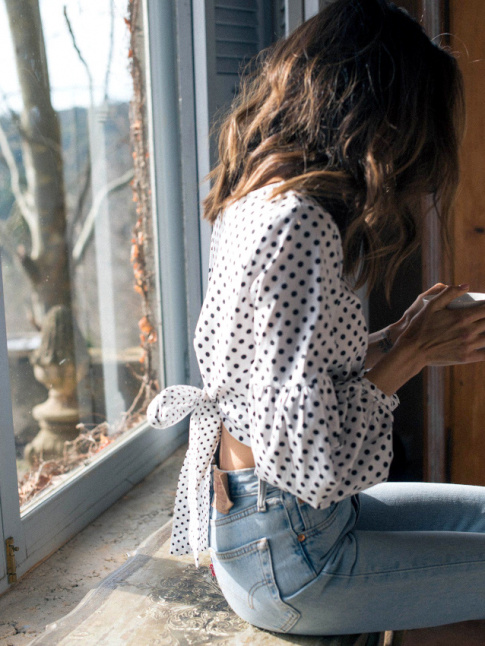 Toujours apaiser ses tops romantiques au contact d'un jean !