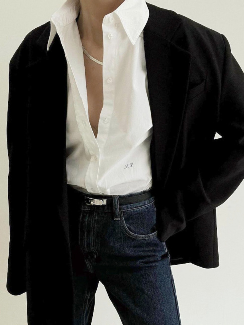 Rien de tel qu'un blazer lgrement trop grand pour upgrader le duo jean brut/chemise blanche !