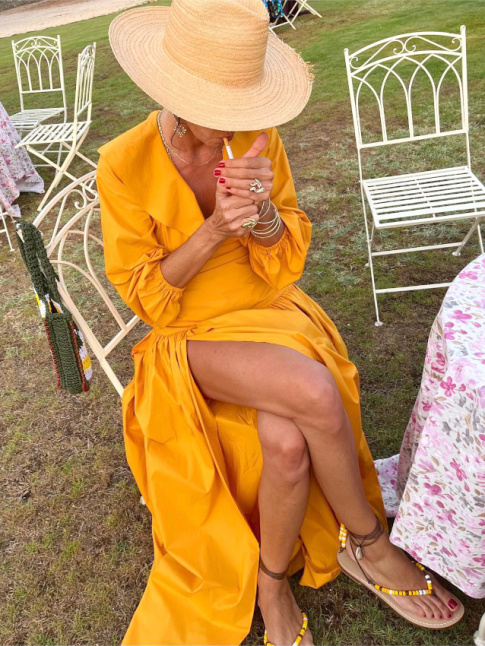 Ample robe chic estivale + sandales perles boho = le bon mix