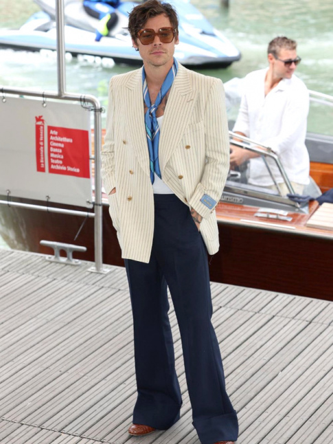 Blazer ray + pantalon flare bleu marine + marcel blanc + foulard nou loin du cou = le bon mix