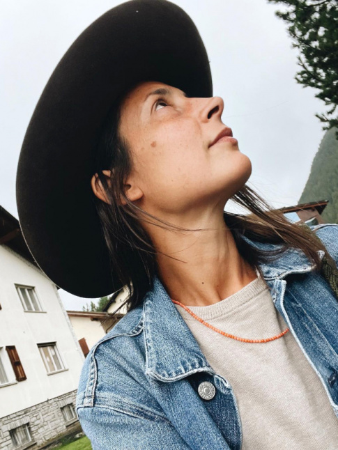 Fedora + veste en jean + pull col rond + fin collier orang = le bon mix