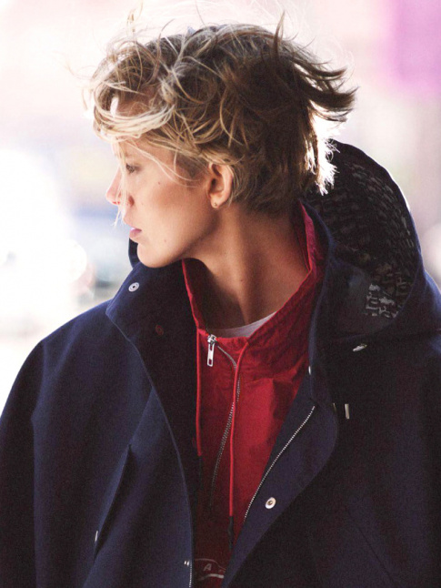 Parka oversize bleu marine + coupe courte blonde dcoiffe = le bon mix