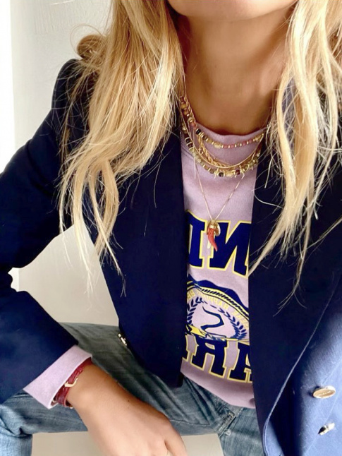 Oui au duo blazer bleu marine/sweatshirt lilas !