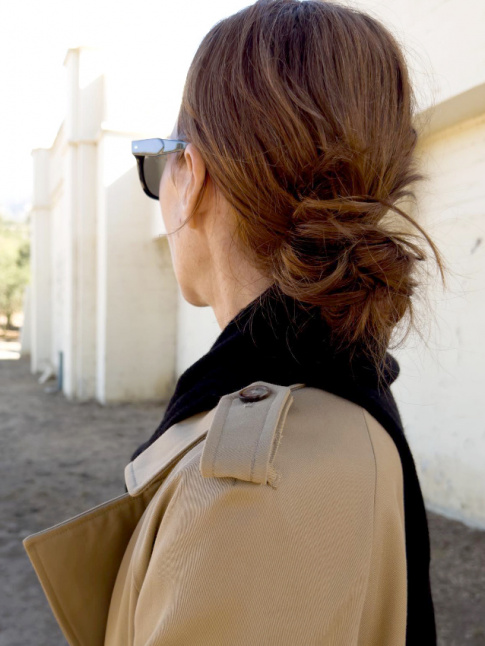 Chignon bas coiff/dcoiff + trench + lunettes noires = le bon mix