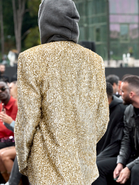 Veste glitter + sweat  capuche + toile kaki = le bon mix