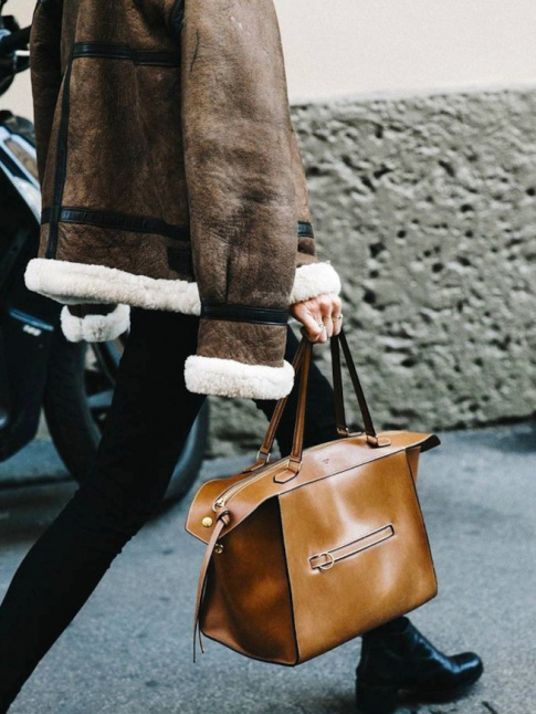 Sac faussement classique + look rock cosy = le bon mix