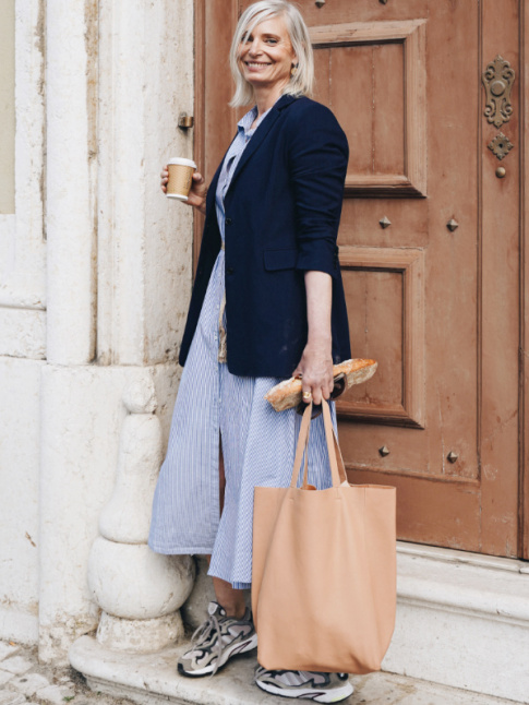 Les baskets techniques, idales pour twister le combo blazer/robe chemise !