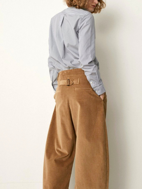 Avec sa dgaine masculine, son velours sable et son amplitude gnreuse, ce pantalon a tout bon !